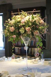 Esküvői magas asztaldísz 1db, Félix kitchen Budapest (hortenizia, rózsa, peónia, liziantusz, rózsaszín, fehér) 