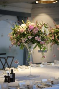 Esküvői magas asztaldísz 1db, Félix kitchen Budapest (hortenizia, rózsa, peónia, liziantusz, rózsaszín, fehér) 