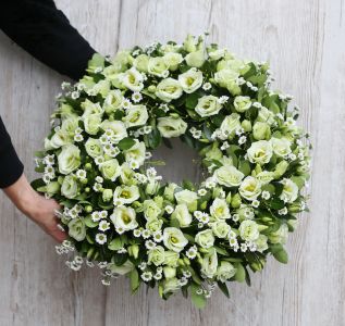 60 cm wreath with green lisianthus and cream santini