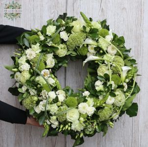 80 cm elegant modern wreath with green - white flowers (83 stems)