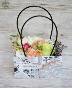 Kis táska csokor vegyes pasztell virágokkal 22cm széles 12 SZÁL