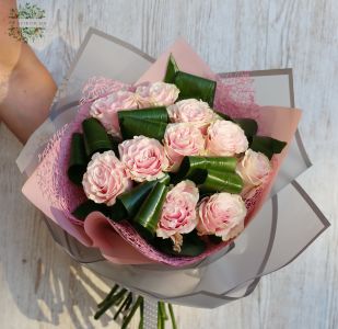 10 light pink roses in bouquet