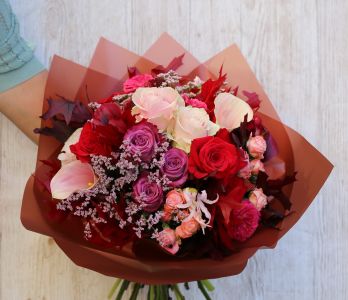 Big autumn bouquet with red autumn leaves, roses, callas, small flowers (27 stems)