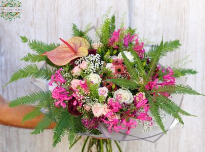 30-Stiel-Strauß mit Nerine, Athurium, Rosen und kleinen Blumen