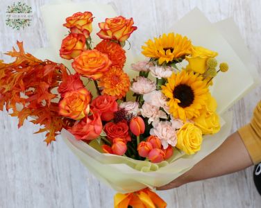 Orangefarbener Viertelmondstrauß mit Rosen , Tulpen und Sonnenblumen (38 Stiele)