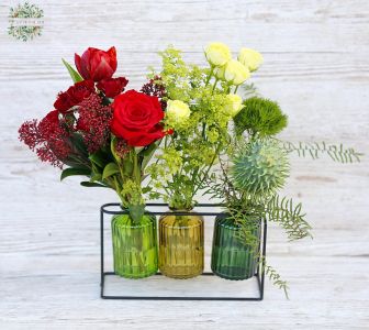 Modern váza kollekció vörös rózsával, bokros rózsával, tulipánnal