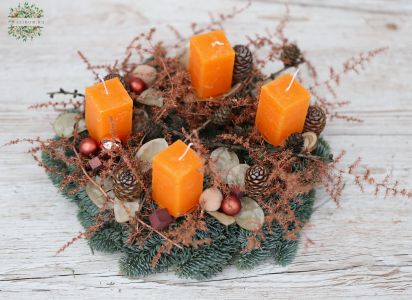 Adventskranz mit orangefarbenen Kerzen