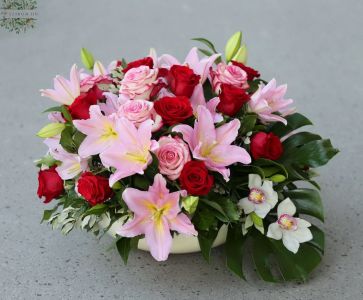 Nagy virágtál liliommal, rózsával, orchideával (31 szál) 