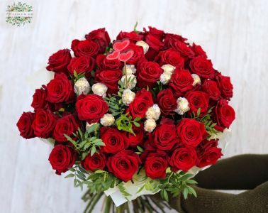 40 rote Rosen mit Lindt-Schokoladenkugeln im großen Strauß mit Grünzeug