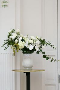 Halbmondförmiges Arrangement (weiße Orchidee, Rose, Lisianthus) wedding Gerbeaud