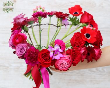 Open heart bouquet (23 stems)