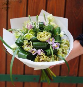 Blumenstrauß mit Fritillaria, Helleborus und grünen Tulpen