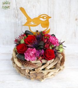 Vogel im Holzkorb mit romantischen Farben