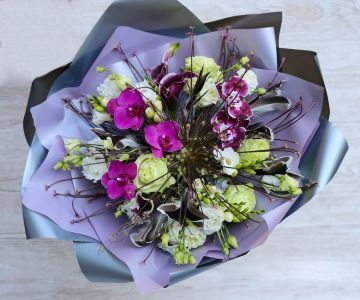 Großer Strauß mit Riesenzwiebelblüte, Orchidee, Calla-Lilie, Eustoma, Federn, in Kontrasige tfarben (23 Stränge)