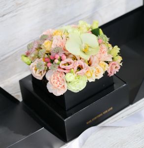 Pastellfarbene Blumen in aufklappbarer Box