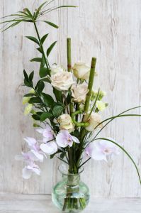 Keleties rózsacsokor orchidea fürttel, vázával