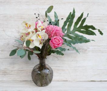 Orchidéen und Rosen im Vase (11 Stiele)