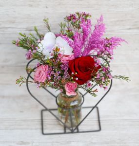 Szív alakú fém váza rózsával, orchideával, apró virágokkal