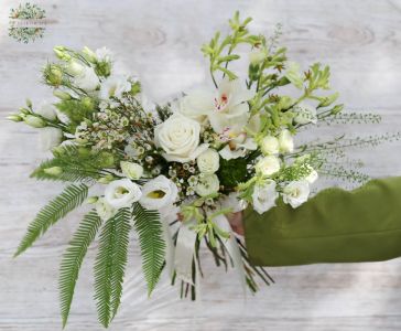 Brautstrauß in Halbmondform (Weiß, Lisianthus, Orchidee, Rose, Wachs)