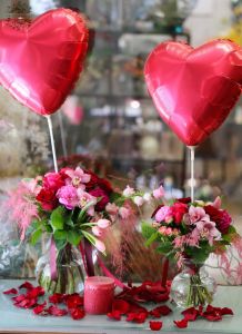 Romantisches Paket mit 2 Vasenkompositionen, Blütenblättern, Kerze, Luftballons