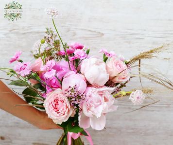 Luftig-buschiger Brautstrauß mit Pfingstrosen und Saisonblumen (rosa)