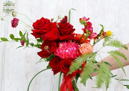 Légies menyasszonyi csokor vörös rózsákkal