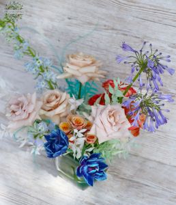 Glaswürfel mit sommerlicher, luftiger Blumenkomposition