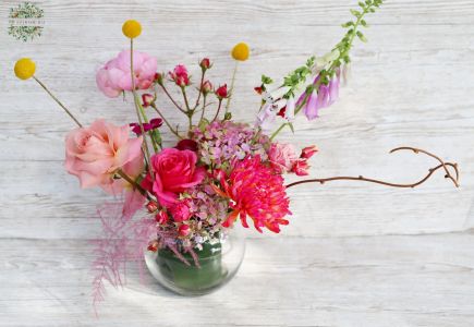 Légies asztaldísz szezonvirágokkal üveggömbben (rózsaszín, vörös, barack)