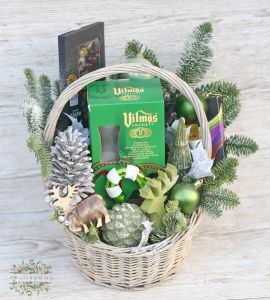 Christmas green gift basket with Vilmos liqueur