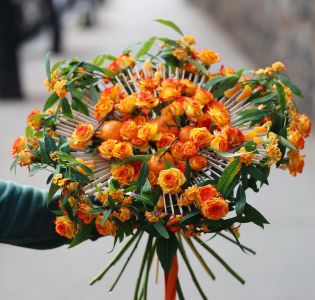 Mandarin bouquet wit spray roses