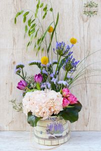 Lavendel-Zylinderbox mit Hortensien und luftigen Blüten