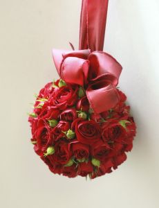 flowerball of spray red roses (16cm)