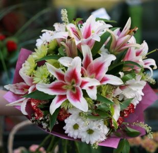 Großen Blumenstrauß aus Lilien und Chrysanthemen (15 Stämme)