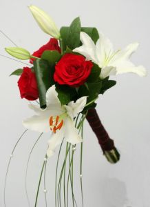 5  roten Rosen mit orientalische Lilie