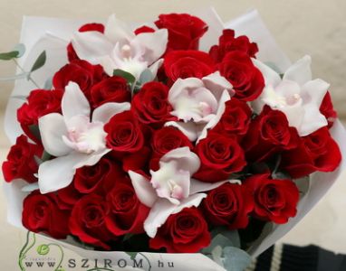 vörös rózsa orchideával (30 szál)
