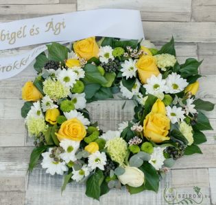 wreath with white - yellow mixed flowers (47cm)