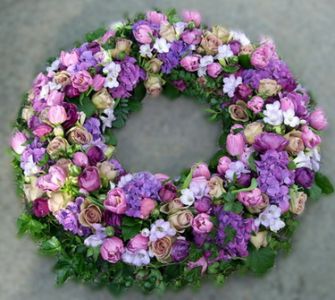 wreath with 90 purple flowers (85cm)