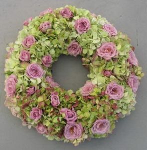 virág koszorú hortenziából, lila rózsából (50cm)