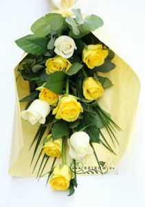 10 gelbe und weiße Rosen in einem hohen Bouquet