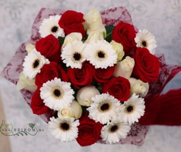 vörös és fehér rózsa és gerbera gömbcsokorban (30 szál)