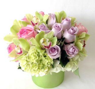 rózsaszín és lila rózsák, zöld orchideák, kerámiában (27 szál)