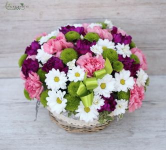 basket with daisies and carnations (26 stems)