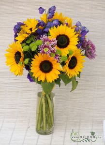 big summer bouquet with sunflowers in vase (21 stems)