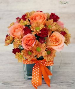 Glaskubus mit Rosen und Chrysanthemen (12 Stämme)