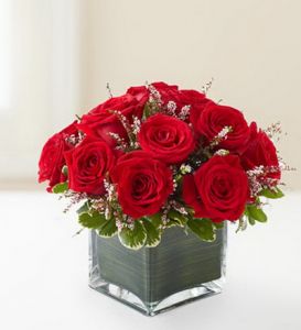 Glaskubus von 13 Rosen, mit kleinen Blumen