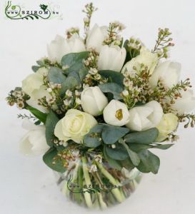 rusztikus fehér csokor üveggömbben (rózsa, tulipán, 20 szál)