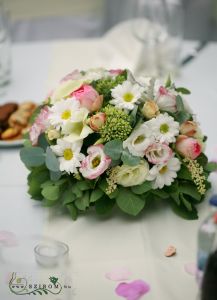 kerek asztaldísz pasztel virágokkal (angol rózsa, liziantusz, krizi, rózsaszín, fehér), esküvő