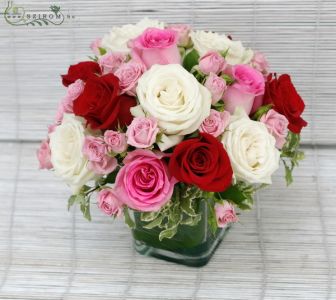 red roses and mini roses in glass cube (19 stems)