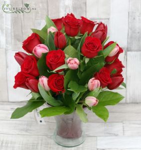 vörös rózsa és tulipán vázában (35 szál)