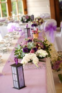 főasztaldísz (rózsa, kardvirág, liziantusz, hortenzia, wax, lila) Petneházy Club, esküvő